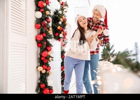 Felice coppia decorazione portico per Natale Foto Stock