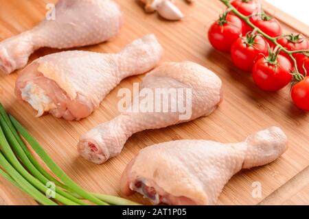 Bastoncini di pollo crudi su tavola di legno Foto Stock