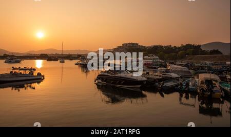 Tramonto sul Villaggio del Pesce Foto Stock