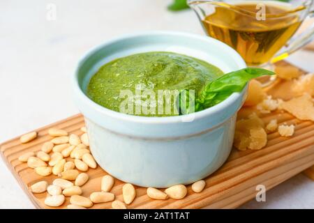 Salsa di pesto in ciotola sul tavolo Foto Stock