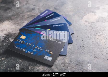 Carte di credito diverse su sfondo scuro Foto Stock