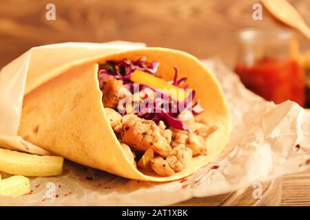Gustoso kebab doner su sfondo di legno, closeup Foto Stock