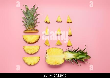 Ananas fresco tagliato su sfondo colorato Foto Stock