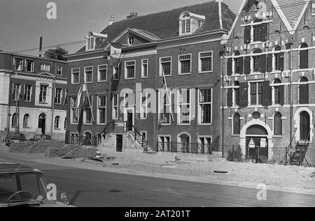 Mostra sull'architettura rumena aperta dall'ambasciatore dr. George Elian all'Accademia di architettura presso la Waterlooplein Exterior dell'Accademia di architettura, Waterlooplein nr. 1 Data: 13 Giugno 1967 Località: Amsterdam, Noord-Holland Parole Chiave: Accademie, architettura, architettura, edifici Foto Stock