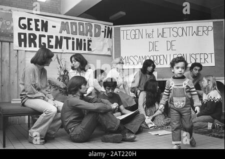 Parenti di persone scomparse in Argentina in sciopero della fame nella Chiesa di Mosè e di Aaronne ad Amsterdam per protestare contro una nuova legge in Argentina che consente agli Argentini scomparsi di dichiarare morti. Sulle bandiere a.o.: Nessun MILDER in Argentina e Contro il progetto di legge che legalizza gli omicidi di massa Data: 29 agosto 1979 luogo: Amsterdam, Noord-Holland Parole Chiave: Dimostrazioni, scioperi della fame, chiese, striscioni Foto Stock