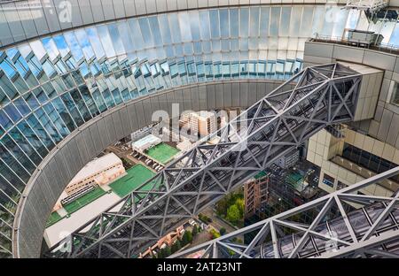 Osaka, GIAPPONE – 15 OTTOBRE 2019: La vista del tunnel con la scala mobile per l'Osservatorio del Giardino galleggiante che collega due torri di Umeda S. Foto Stock