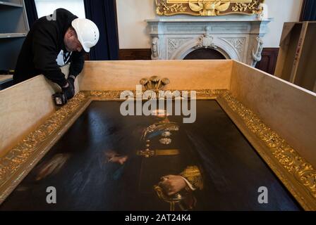 Un dipinto della sua altezza reale George Frederick Ernest Albert Prince of Wales dell'artista Hugh de Twenebrokes Glazebrook è collocato in una cassa come operai imballano i dipinti dopo la chiusura del Royal Marines Museum, a Eastney, Portsmouth. Foto Stock