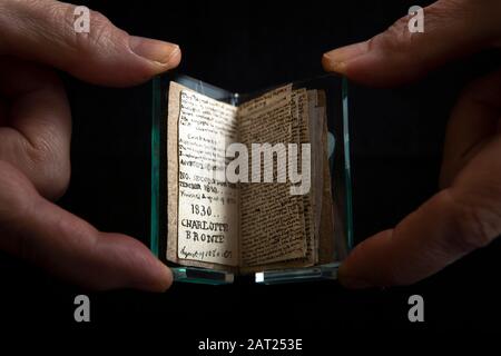 Il curatore principale Ann Dinsdale detiene un raro "piccolo libro" di Ã›600,000 scritto da Charlotte Bronte dopo il suo ritorno a casa al Bronte Parsonage Museum, a Haworth, Keighley, West Yorkshire, dopo essere stato acquistato all'asta a Parigi. Foto Stock