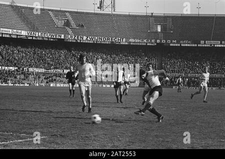 Feijenoord contro Go Ahead Eagles 4-2; Kristensen punteggi 3-0 Data: 21 marzo 1976 Parole Chiave: Sport, calcio Nome istituto: Feyenoord, Go Ahead Eagles Foto Stock