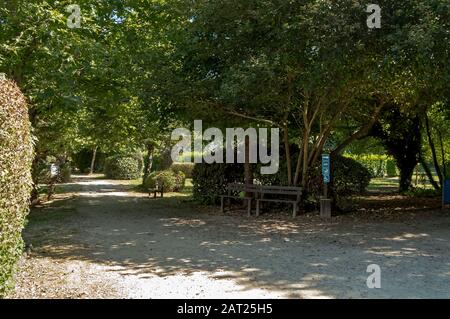 Parque da Lavandeira si trova a Oliveira do Douro, Vila Nova de Gaia, Portogallo. Ideale per percorsi a piedi, aree picnic e giardini tematici. Foto Stock