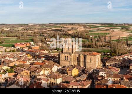 Vista panoramica su una vecchia città medievale castigliana. Penaranda De Duero, Spagna Foto Stock