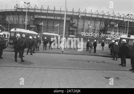 Feyenoord contro FC Den Haag; Me-ers attendono l'arrivo dei tifosi Data: 22 marzo 1987 Parole Chiave: Tifosi, sport, calcio Nome dell'istituzione: FC Den Haag, Feyenoord, Mobile Unit Foto Stock