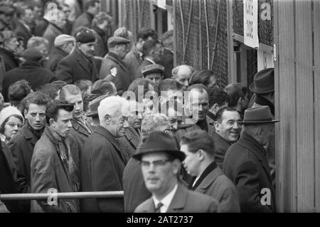 Feyenoord contro MVV 9-1, persone al di fuori e negli stand Data: 30 marzo 1964 Parole Chiave: STRIBUNES Nome istituzione: Feyenoord Foto Stock