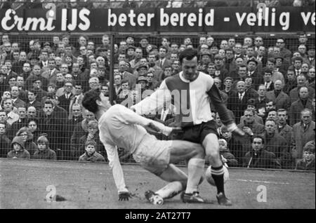 Feyenoord contro Telstar 2-0. Sarmadzic in duello con Gerstman al traguardo di Telstar Data: 3 marzo 1968 Parole Chiave: Sport, calcio Nome istituzione: Feyenoord Foto Stock