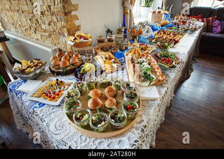 Vari piatti brevi a buffet, gustosi durante l'evento. Foto Stock