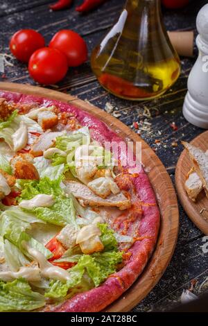 Foto della pizza da pasta non tradizionale e vari ingredienti per la preparazione della pizza. Foto Stock