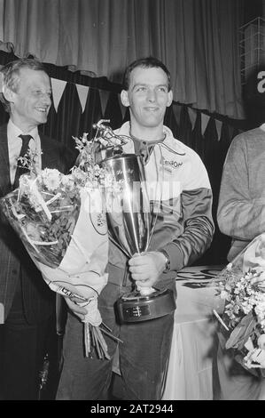 Maratona finale per la KNSB Cup ad Alkmaar; vincitore della KNSB-Marathon Cup Henri Ruitenberg con la sua coppa Data: 23 febbraio 1985 Località: Alkmaar, Noord-Holland Parole Chiave: Maratoni, vincitori, coppe, finali, pattini, sport Nome personale: Henri Ruitenberg Foto Stock