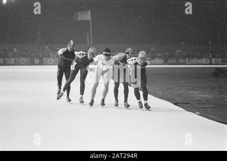 Maratona finale per la KNSB Cup di Alkmaar; Jos Pronk, Emiel Hopman, Piet Manden, Anne Postmus e Henri Ruitenberg Data: 23 febbraio 1985 luogo: Alkmaar, Noord-Holland Parole Chiave: Maratone, finali, pattinaggio, nome Della Persona sportiva: Anne Postmus, Henri Ruitenberg, Jos Pronk, Piet Cesti Foto Stock