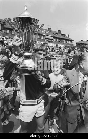 Tennis finale su Mets Courts; Louk Sanders con coppa Data: 12 agosto 1978 Parole Chiave: Tennis, tazze, finali Nome personale: Sanders, Loek Institution name: Mets Courts Foto Stock