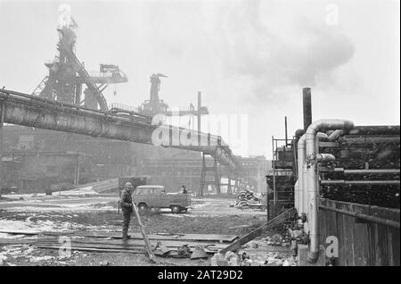 Basso finanziario a Hoogovens. Immagine dell'area industriale in Velzen-Noord Data: 6 Gennaio 1982 Località: Noord-Holland, Velsen Parole Chiave: Hoogovens, aree industriali Foto Stock