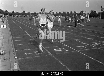 Campionato olandese di atletica Groningen 1968 fine dei 400 metri uomini; sinistra Fred van Herpen, destra Rein v/d Heuvel Data: 4 agosto 1968 Località: Groningen (prov.), Groningen (città) Parole Chiave : atletica, corsa, sport Nome Della Persona: Herpen, Fred van, Heuvel, Rein v/d Foto Stock