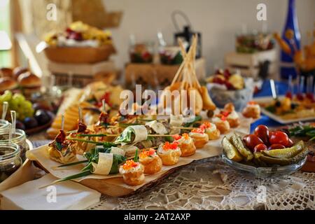 Tavolo buffet della reception con spuntini freddi Foto Stock