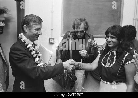 Visita di lavoro del Premier Van Agt in un centro d'incontro per il Surinamese Indù all'Aia preghiera di benvenuto per il Premier Data: 11 settembre 1980 luogo: L'Aia, Zuid-Holland Parole Chiave: Ministri-presidenti, assistenza socio-culturale, visite di lavoro Nome personale: AGT, Dries van Foto Stock