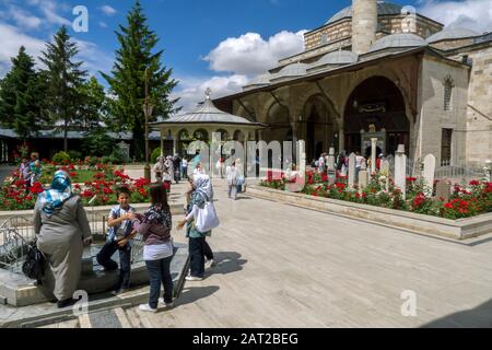 Konya, TURCHIA - 13 GIUGNO 2011 : Visitatori riuniti nel cortile del Museo Mevlana (1274 d.C.), dove si trova il mausoleo di Jalal ad-Din Muhammm Foto Stock