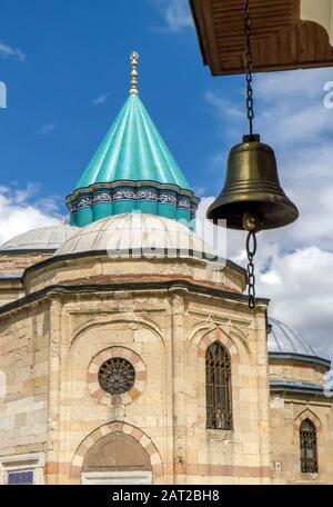 Konya, TURCHIA - 13 GIUGNO 2011 : una campana pende da una catena al Museo Mevlana (1274 d.C.), dove si trova il mausoleo di Jalal ad-Din Muhammad Rumi, Foto Stock