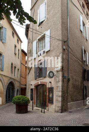 Cahors, Francia - 15 Settembre 2018: stretta strada del centro storico di Cahors, Francia Foto Stock