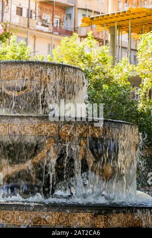 Le fontane gushing acqua frizzante in una poolin area urbana Foto Stock