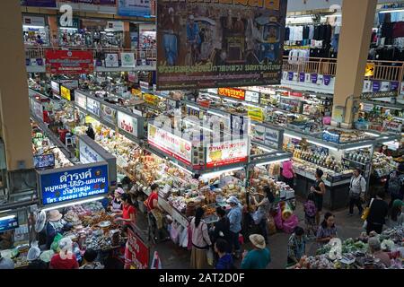 Atmosfera del mercato Warorot (KAD LUANG), ampia gamma di pasti pronti, spuntini locali e prodotti freschi anche abbigliamento e accessori - Chiang mai Foto Stock