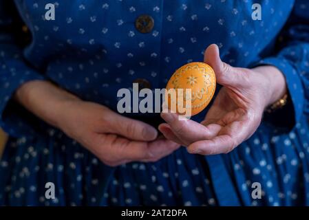 28 gennaio 2020, Brandeburgo, Lübbenau: Barbara Fix mostra un uovo di Pasqua decorato con arte nel centro culturale Gleis 5 a Lübbenau. Foto: Stephan Schulz/dpa-Zentralbild/ZB Foto Stock