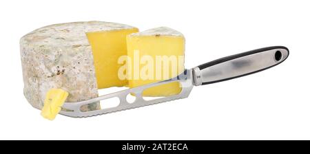 Caverna invecchiato formaggio cheddar fattoria con un coltello formaggio isolato su uno sfondo bianco Foto Stock