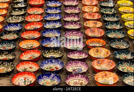 Ciotole in ceramica splendidamente decorate in mostra in una fabbrica nella città di Urgup nella regione Cappadocia della Turchia. Foto Stock