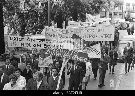 Frutticoltori dimostrare con segni all'Aia; manifestanti in rotta verso il Ministero dell'Agricoltura Data: 27 maggio 1970 Località: L'Aia, Zuid-Holland Parole Chiave: Dimostranti, dimostrazioni, frutticoltori Nome dell'istituzione: Ministero dell'Agricoltura e della pesca Foto Stock