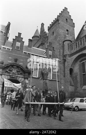 Frutticoltori dimostrare con segni all'Aia; manifestanti per il Ministero dell'Agricoltura Data: 27 maggio 1970 Località: L'Aia, Zuid-Holland Parole Chiave: Dimostranti, dimostrazioni, frutticoltori Nome dell'istituzione: Ministero dell'Agricoltura e della pesca Foto Stock