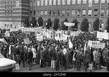 Frutticoltori dimostrare con segni all'Aia; manifestanti per il Ministero dell'Agricoltura Data: 27 maggio 1970 Località: L'Aia, Zuid-Holland Parole Chiave: Dimostranti, dimostrazioni, frutticoltori Nome dell'istituzione: Ministero dell'Agricoltura e della pesca Foto Stock