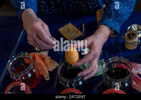 28 gennaio 2020, Brandenburg, Lübbenau: Barbara Fix trasforma un uovo di Pasqua decorato con arte in un bicchiere di colore verde. Foto: Stephan Schulz/dpa-Zentralbild/ZB Foto Stock