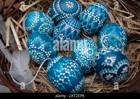 28 gennaio 2020, Brandeburgo, Lübbenau: Le uova sorbiane si trovano in un cesto. I Sorbs in Lausitz sono famosi per la decorazione artistica delle uova di Pasqua. Foto: Stephan Schulz/dpa-Zentralbild/ZB Foto Stock