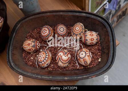28 gennaio 2020, Brandeburgo, Lübbenau: In una ciotola si trovano uova sorbiane. I Sorbs in Lausitz sono famosi per la decorazione artistica delle uova di Pasqua. Foto: Stephan Schulz/dpa-Zentralbild/ZB Foto Stock