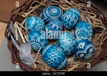 28 gennaio 2020, Brandeburgo, Lübbenau: Le uova sorbiane si trovano in un cesto. I Sorbs in Lausitz sono famosi per la decorazione artistica delle uova di Pasqua. Foto: Stephan Schulz/dpa-Zentralbild/ZB Foto Stock