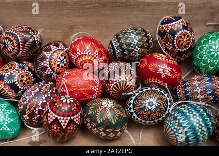 28 gennaio 2020, Brandeburgo, Lübbenau: In una ciotola si trovano uova sorbiane. I Sorbs in Lausitz sono famosi per la decorazione artistica delle uova di Pasqua. Foto: Stephan Schulz/dpa-Zentralbild/ZB Foto Stock