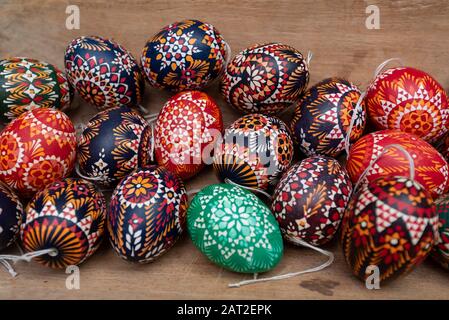 28 gennaio 2020, Brandeburgo, Lübbenau: In una ciotola si trovano uova sorbiane. I Sorbs in Lausitz sono famosi per la decorazione artistica delle uova di Pasqua. Foto: Stephan Schulz/dpa-Zentralbild/ZB Foto Stock