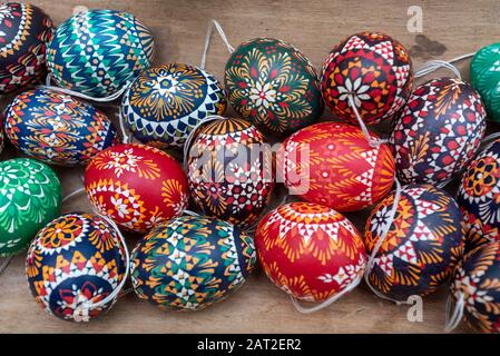 28 gennaio 2020, Brandeburgo, Lübbenau: In una ciotola si trovano uova sorbiane. I Sorbs in Lausitz sono famosi per la decorazione artistica delle uova di Pasqua. Foto: Stephan Schulz/dpa-Zentralbild/ZB Foto Stock
