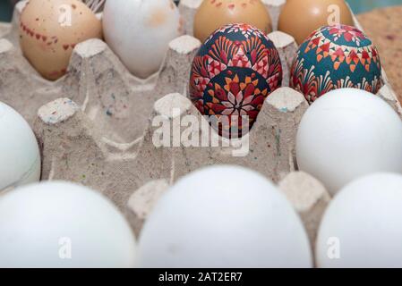 28 gennaio 2020, Brandenburg, Lübbenau: Nel laboratorio per le uova di Pasqua sorbiane le uova bianche, marroni e già decorate sono conservate in un pacchetto di uova. Foto: Stephan Schulz/dpa-Zentralbild/ZB Foto Stock
