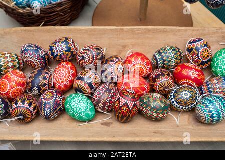 28 gennaio 2020, Brandenburg, Lübbenau: Le colorate uova sorbiane si trovano in una ciotola. I Sorbs in Lausitz sono famosi per la decorazione artistica delle uova di Pasqua. Foto: Stephan Schulz/dpa-Zentralbild/ZB Foto Stock