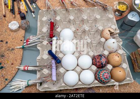28 gennaio 2020, Brandeburgo, Lübbenau: Nel laboratorio per le uova sorbiane a Lübbenau, i quills si appoggiano contro un pacchetto di uova. Le quills sono fatte di piume d'oca o di piccione. Sono necessari per tamponare i denti del lupo, le ruote del sole, i favi di miele e altri modelli tradizionali sulle uova di gallina bianca. I Sorbs in Lausitz sono famosi per la decorazione artistica delle uova di Pasqua. Foto: Stephan Schulz/dpa-Zentralbild/ZB Foto Stock