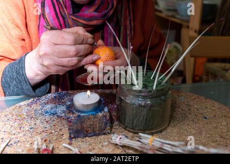 28 gennaio 2020, Brandeburgo, Lübbenau: Bärbel Lange dabs un uovo di pollo con cera rossa. I Sorbs in Lausitz sono famosi per la decorazione artistica delle uova di Pasqua. Foto: Stephan Schulz/dpa-Zentralbild/ZB Foto Stock