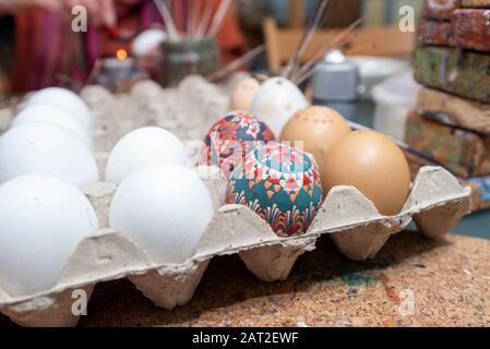 28 gennaio 2020, Brandeburgo, Lübbenau: Nel laboratorio per le uova sorbiane in uova di gallina bianche e marroni di Lübbenau si trovano accanto a uova di Pasqua sorbiane riccamente decorate. Foto: Stephan Schulz/dpa-Zentralbild/ZB Foto Stock